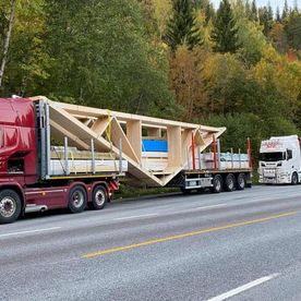 Lastebil med takkonstruksjon på tilhenger